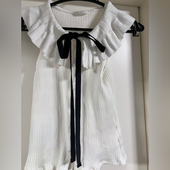 Zara White Ruffled Top with Black Bow - size M 💜 - Picture 2 of 3